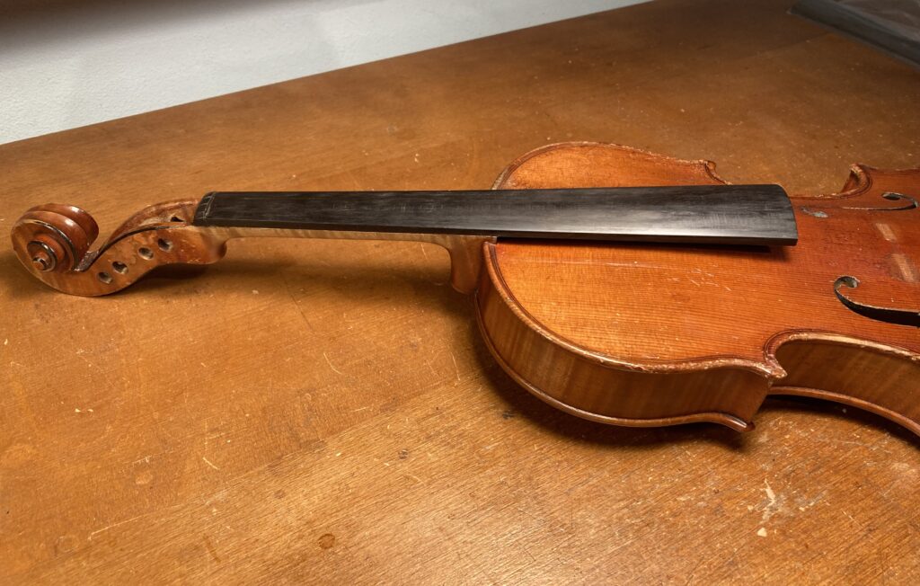 指板の厚みが薄くなり弾きづらく強度的にも心配なので新しく指板を作り直しました。
ニスの補修はused感が出るようにして色をつけました。